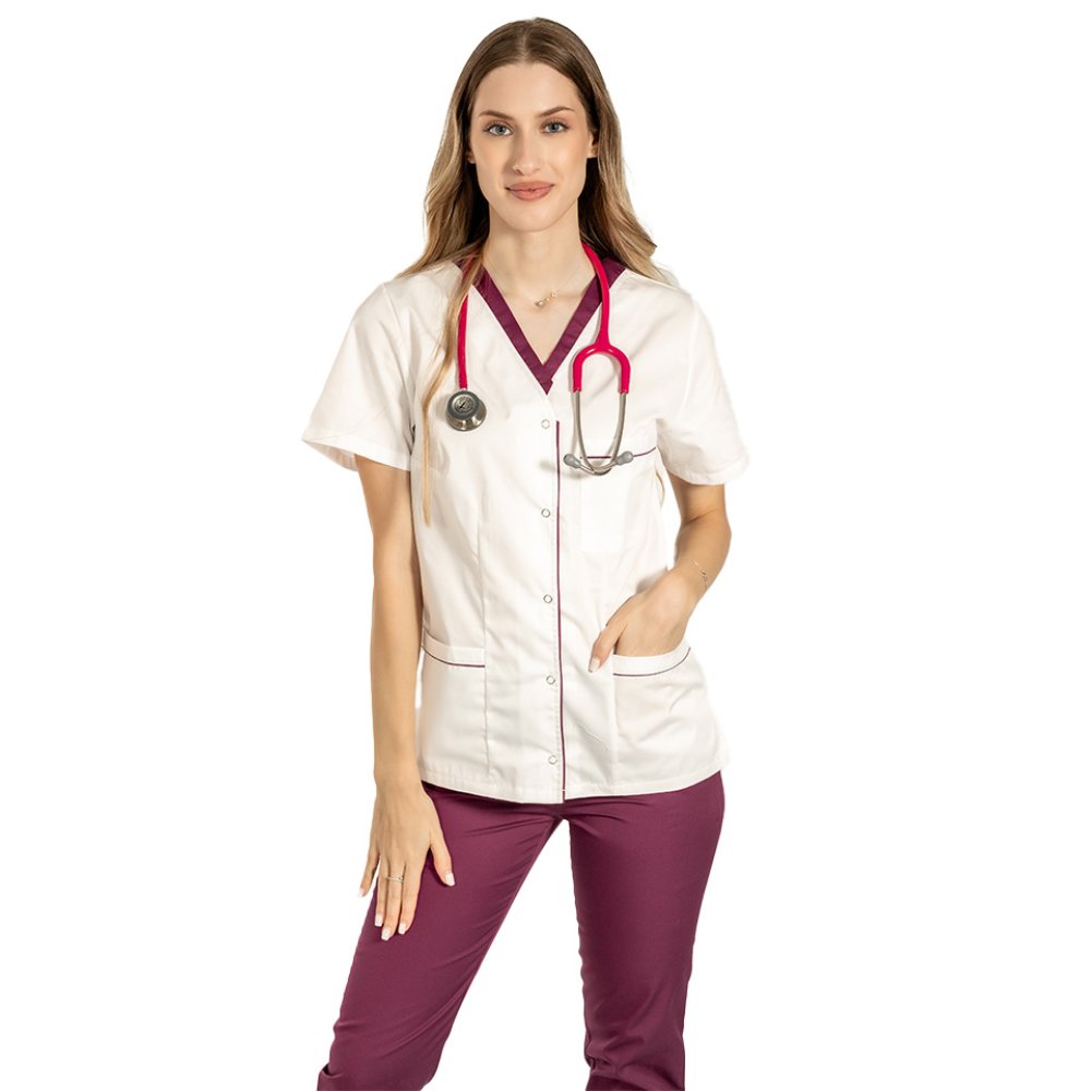 Zdravotnícky oblek s elastanom pozostávajúci z bielej blúzky s čerešňovým lemovaním a elastických čerešňových nohavíc Zdravotnícky oblek s elastanom pozostávajúci z bielej blúzky s čerešňovým lemovaním a elastických čerešňových nohavíc