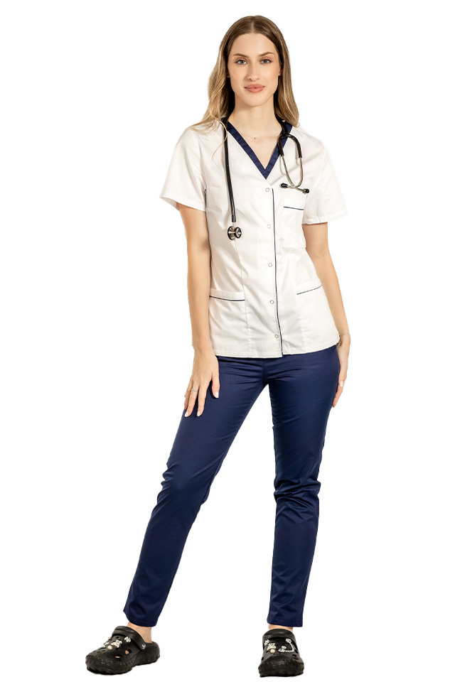 Zdravotnícky oblek s elastanom pozostávajúci z bielej blúzky s tmavomodrým lemovaním a tmavomodrých nohavíc s gumičkou