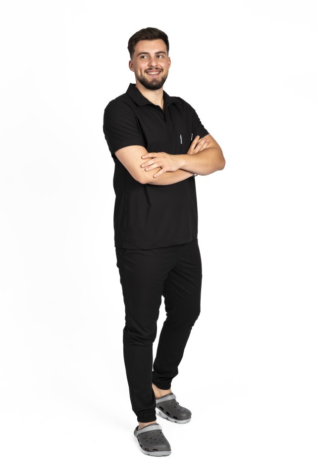 Pánsky čierny strečový polo oblek s lekárskym vzorom, blúzkou do V a teplákovými nohavicami, so sťahovacou šnúrkou a gumou