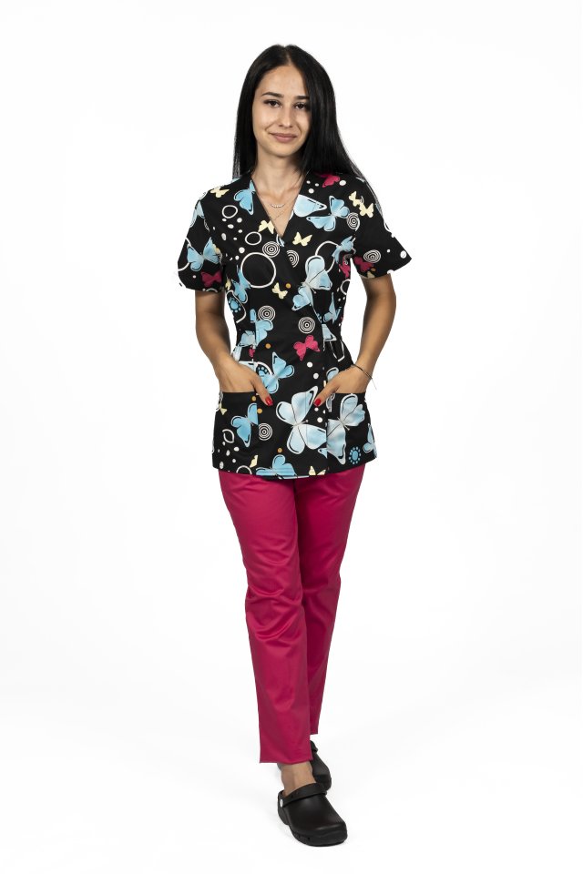 Kimono s čiernym motýľom, lekársky oblek s potlačenou blúzkou a elastickými nohavicami