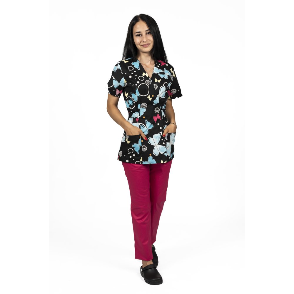 Kimono s čiernym motýľom, lekársky oblek s potlačenou blúzkou a elastickými nohavicami