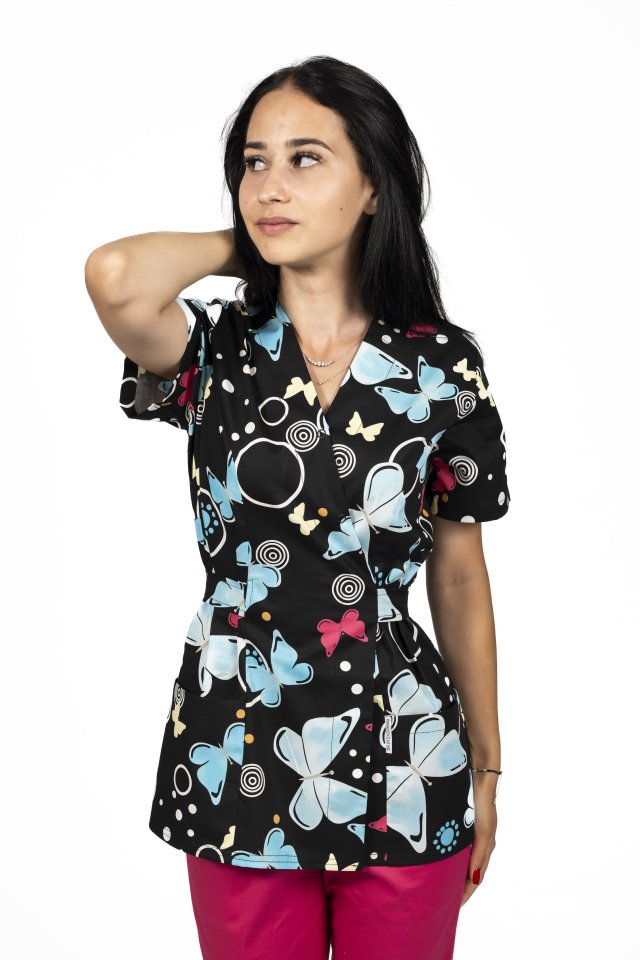 Lekárske kimono s čiernym motýľom a dvoma našitými vreckami 