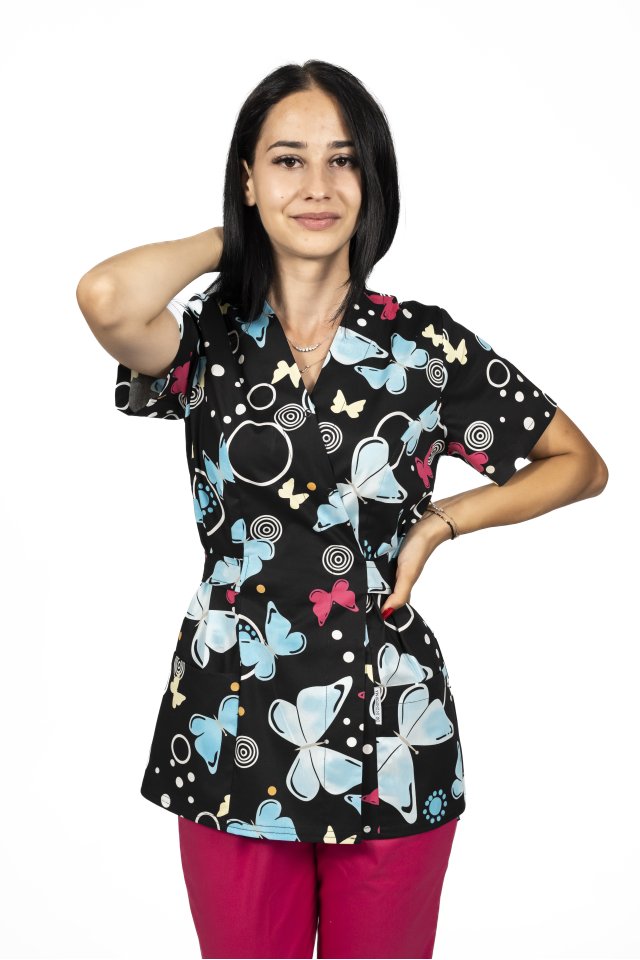 Kimono s čiernym motýľom, lekársky oblek s potlačenou blúzkou a elastickými nohavicami