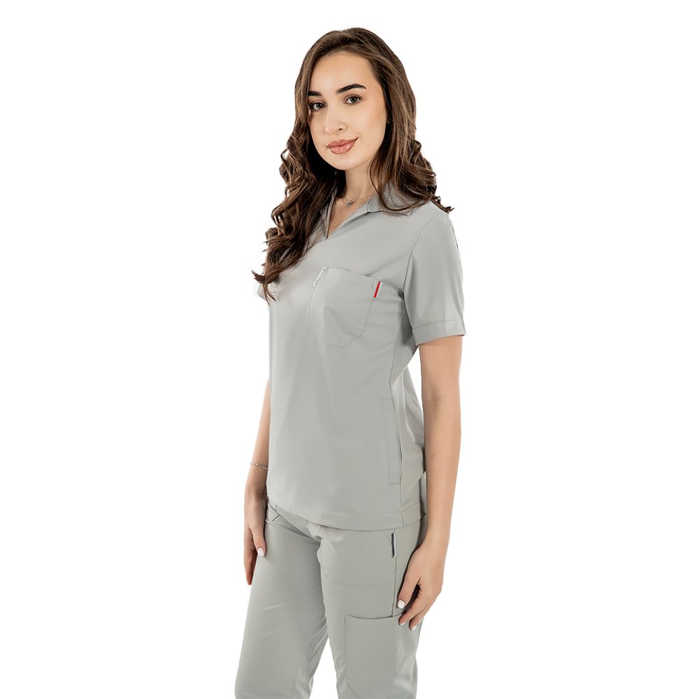 Sivý elastický polo oblek s lekárskym vzorom, blúzkou do V a teplákovými nohavicami so sťahovacou šnúrkou a gumičkou