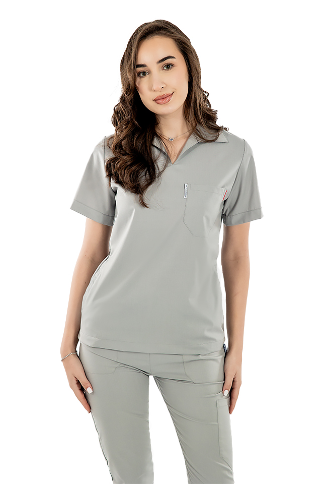 Sivý elastický polo oblek s lekárskym vzorom, blúzkou do V a teplákovými nohavicami so sťahovacou šnúrkou a gumičkou