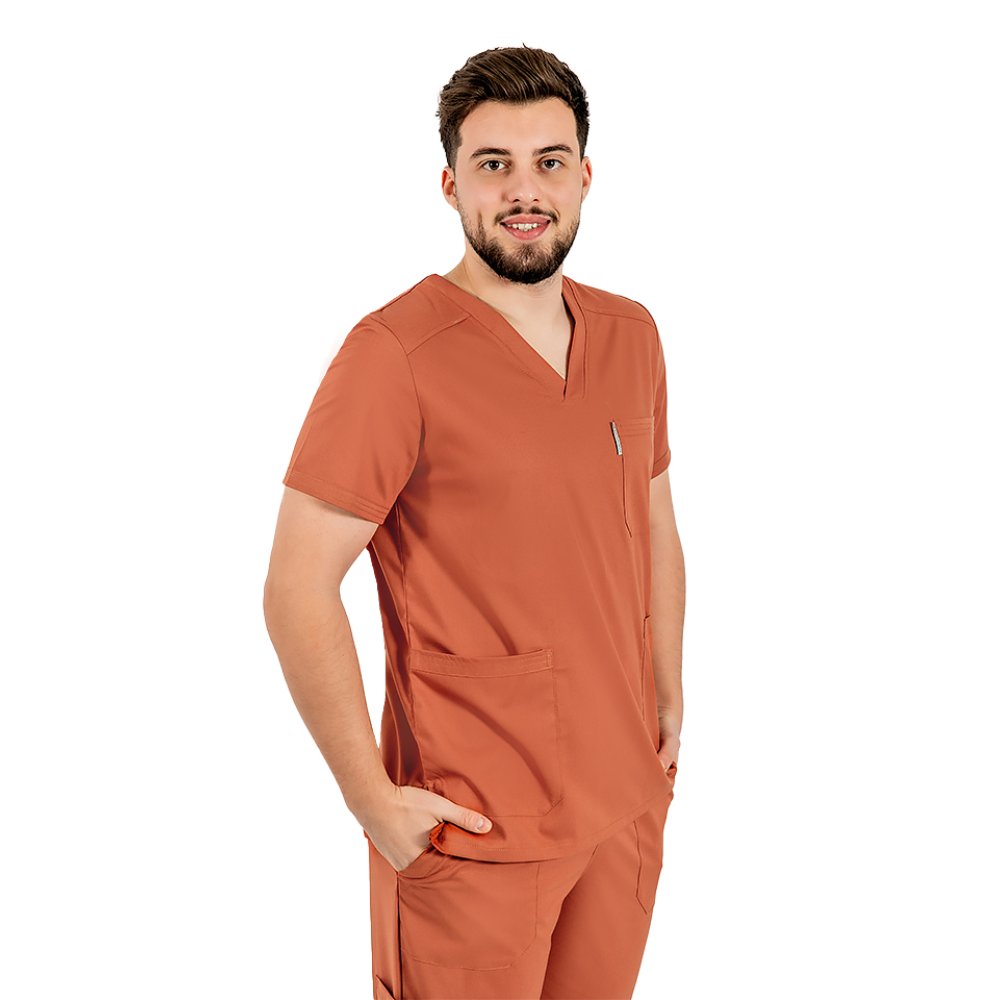 Pánsky karamelový elastický lekársky oblek s blúzkou do V, sťahovacou šnúrkou a elastickými nohavicami