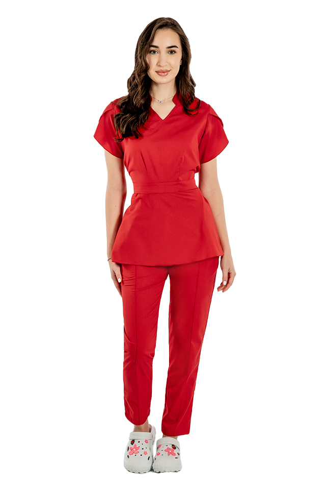 Strečový lekársky oblek Alina, červená farba, blúzka so sťahovacou šnúrkou a nohavice so sťahovacou šnúrkou a gumičkou