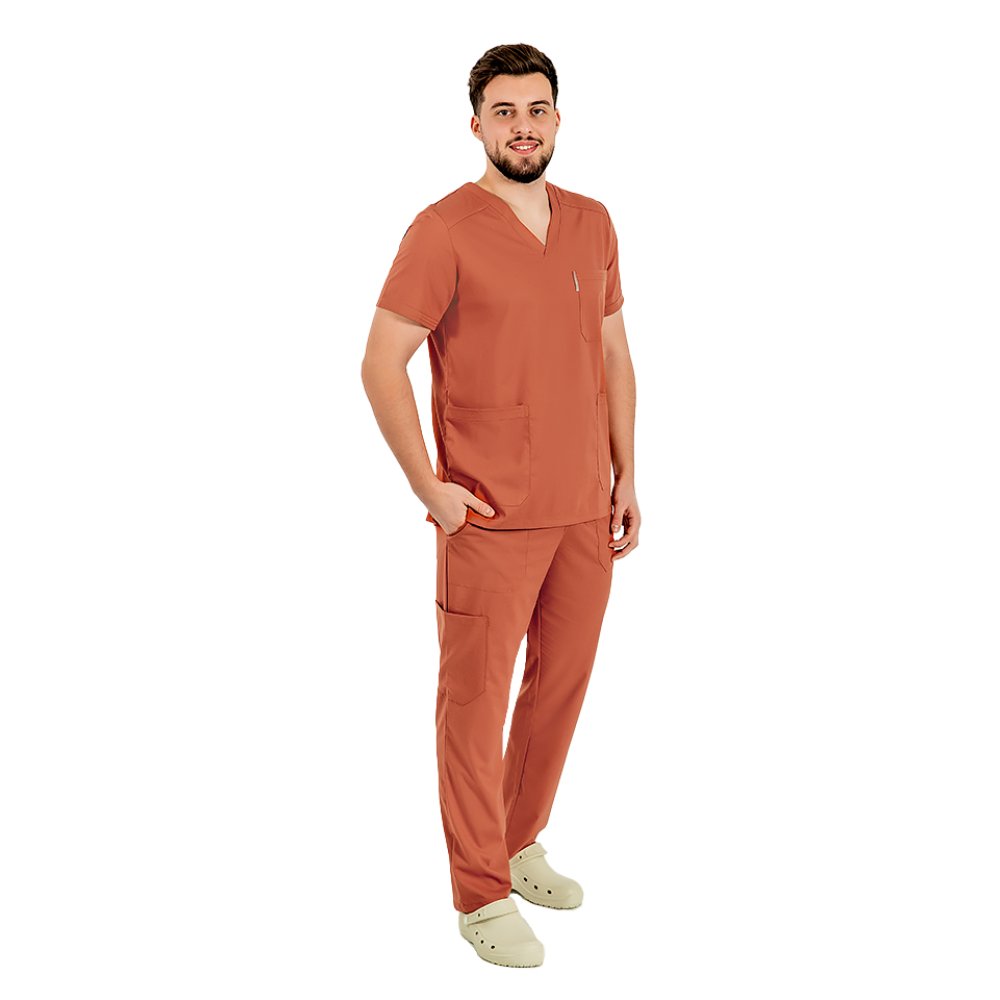 Pánsky karamelový elastický lekársky oblek s blúzkou do V, sťahovacou šnúrkou a elastickými nohavicami