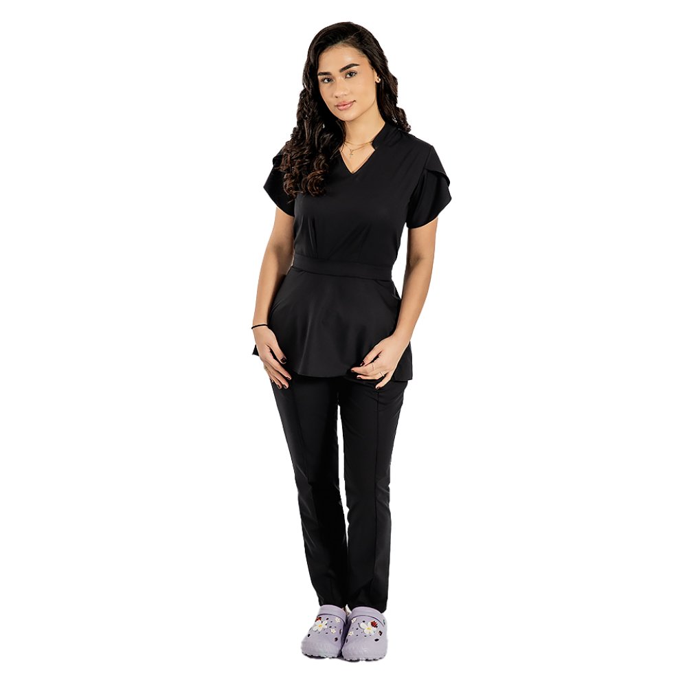 Strečový lekársky oblek Alina, čierna farba, blúzka so sťahovacou šnúrkou a nohavice so sťahovacou šnúrkou a gumičkou