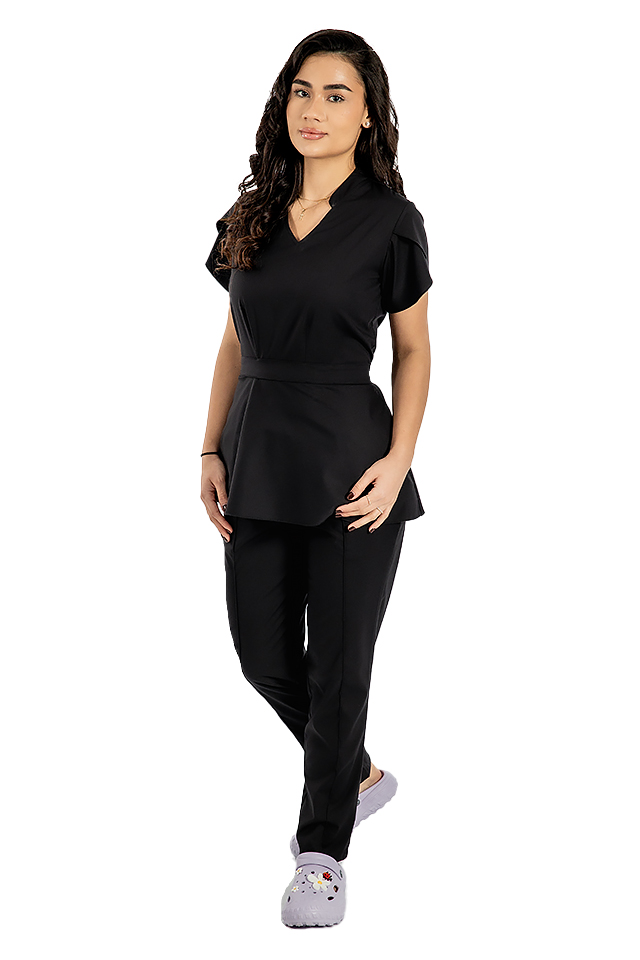 Strečový lekársky oblek Alina, čierna farba, blúzka so sťahovacou šnúrkou a nohavice so sťahovacou šnúrkou a gumičkou