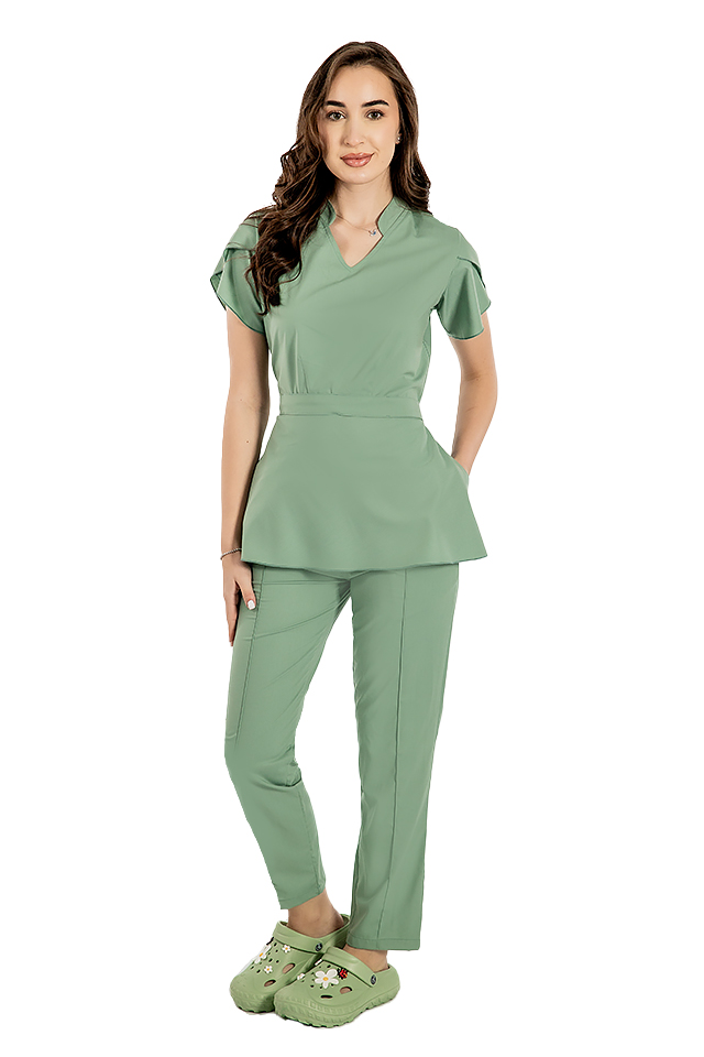 Strečový lekársky oblek Alina, olivová farba, blúzka so sťahovacou šnúrkou a nohavice so sťahovacou šnúrkou a gumičkou