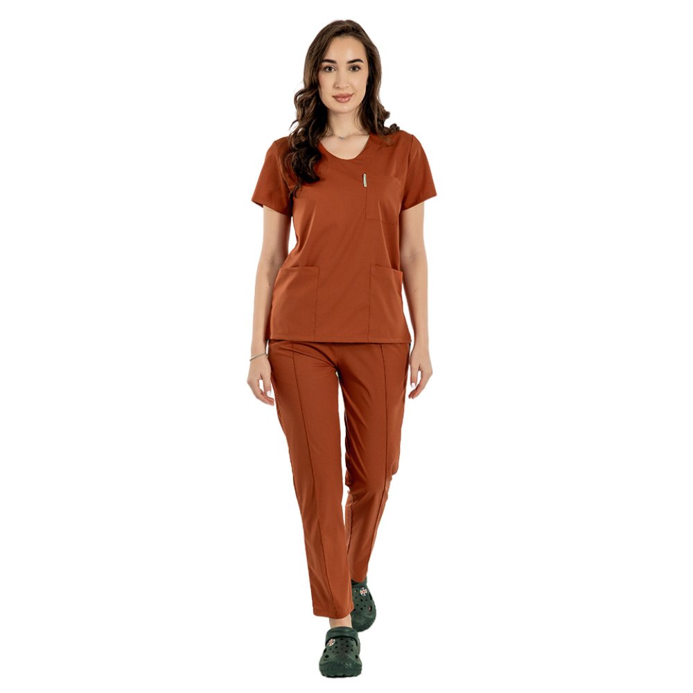 Karamelový elastický lekársky oblek s blúzkou do V, sťahovacou šnúrkou a elastickými nohavicami