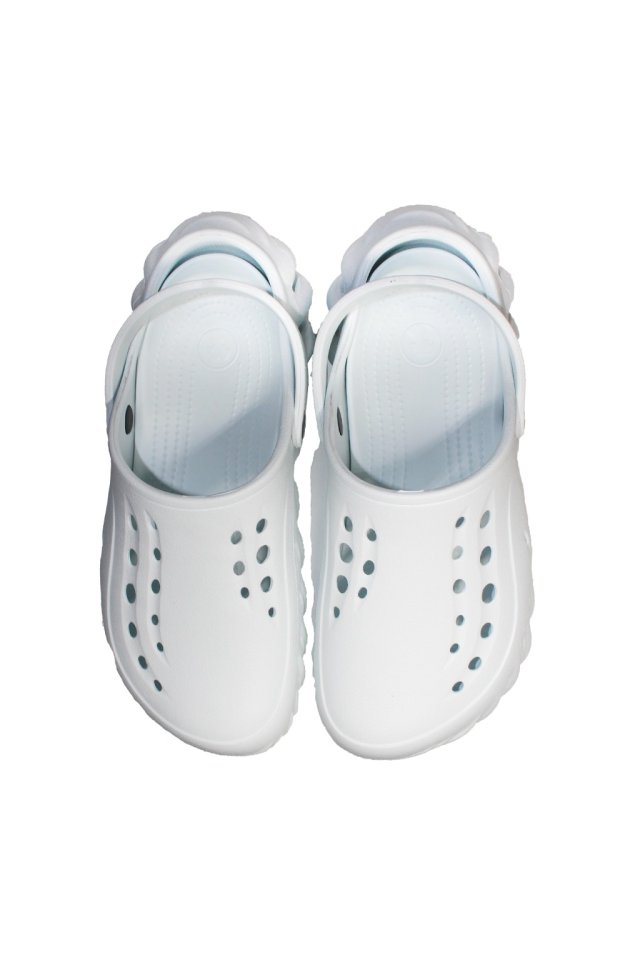 Profesionálne lekárske dreváky, biele, vyrobené z EVA peny, typ Crocs - pánsky model, s aplikovanými detailmi