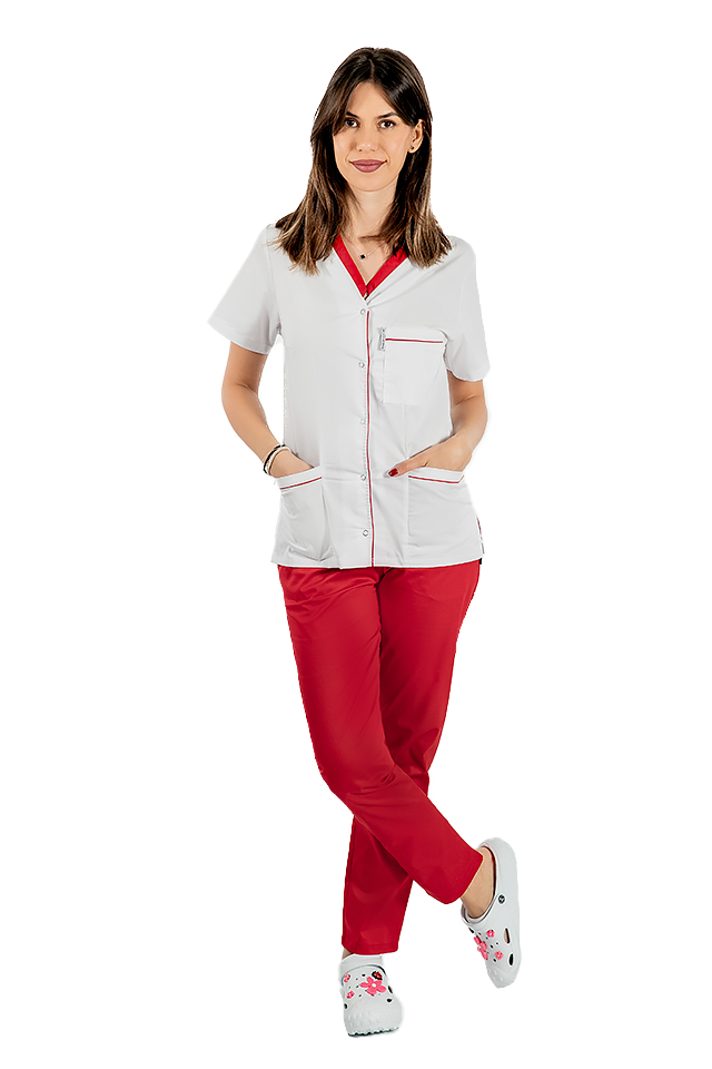 Zdravotnícky oblek s elastanom pozostávajúci z bielej blúzky s červeným lemovaním a červených nohavíc s gumičkou