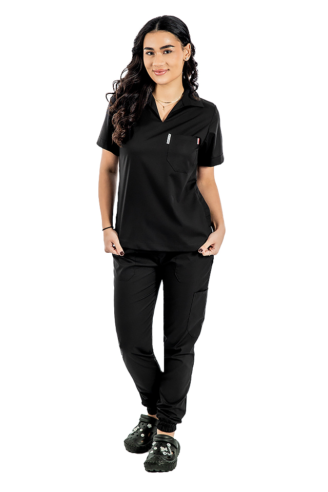 Čierny elastický polo overal s výstrihom do V a teplákovými nohavicami so sťahovacou šnúrkou a gumičkou