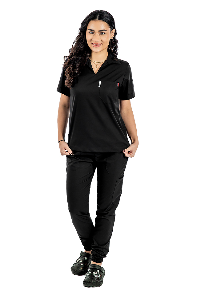 Čierny elastický polo overal s výstrihom do V a teplákovými nohavicami so sťahovacou šnúrkou a gumičkou