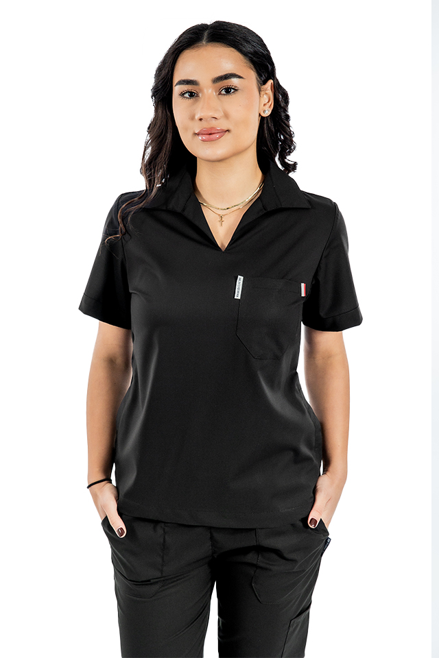 Čierny elastický polo overal s výstrihom do V a teplákovými nohavicami so sťahovacou šnúrkou a gumičkou