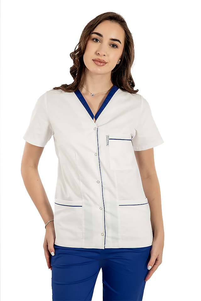 Biely elastanový lekársky plášť s modrým lemovaním, cvočkami a tromi našitými vreckami