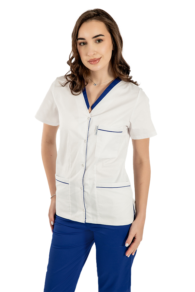 Biely elastanový lekársky plášť s modrým lemovaním, cvočkami a tromi našitými vreckami