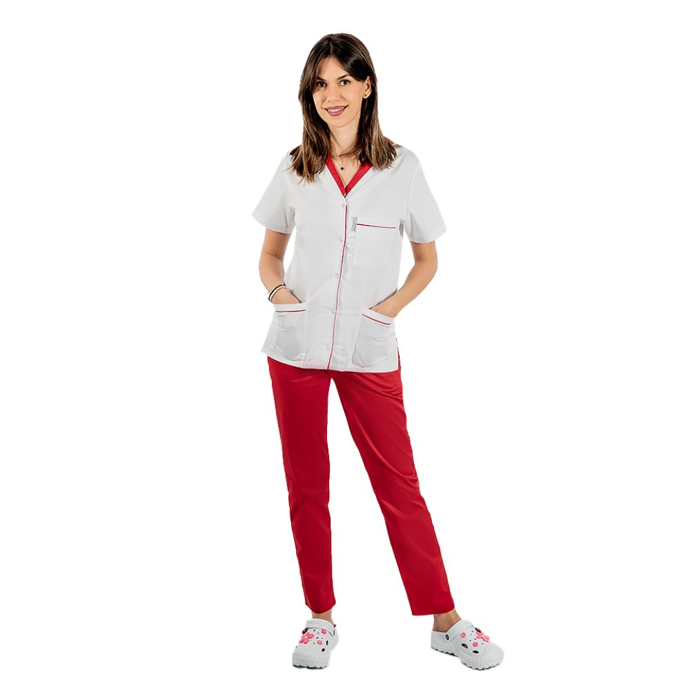 Zdravotnícky oblek s elastanom pozostávajúci z bielej blúzky s červeným lemovaním a červených nohavíc s gumičkou