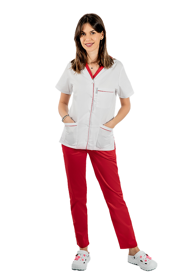 Zdravotnícky oblek s elastanom pozostávajúci z bielej blúzky s červeným lemovaním a červených nohavíc s gumičkou