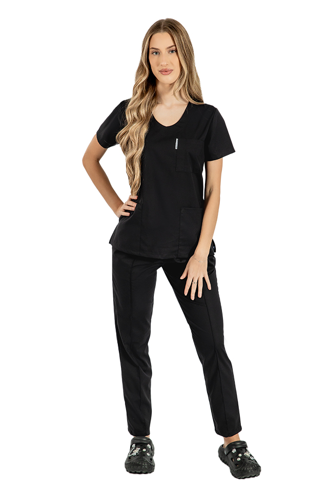 Čierny elastický lekársky oblek s blúzkou do V, sťahovacou šnúrkou a elastickými nohavicami