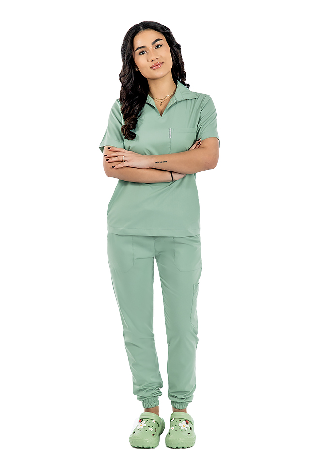 Olivovo-strečový polo oblek pre lekárov s blúzkou do V a teplákovými nohavicami so sťahovacou šnúrkou a gumičkou