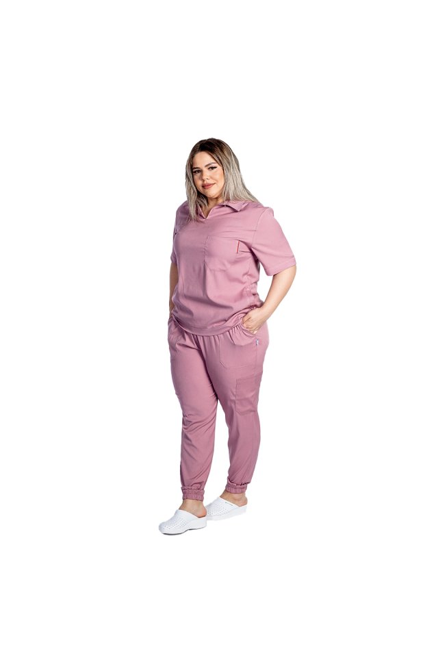 Púdrovo ružový strečový lekársky oblek na polo s blúzkou do V a nohavicami typu jogger so sťahovacou šnúrkou a gumou