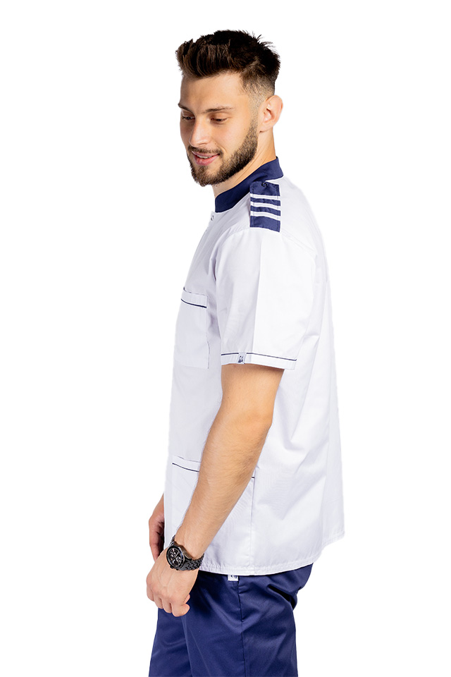 Zdravotnícky oblek tunikového typu s elastanom, s bielou blúzkou s tmavomodrým lemovaním, náramkami a tmavomodrými nohavicami s gumičkou