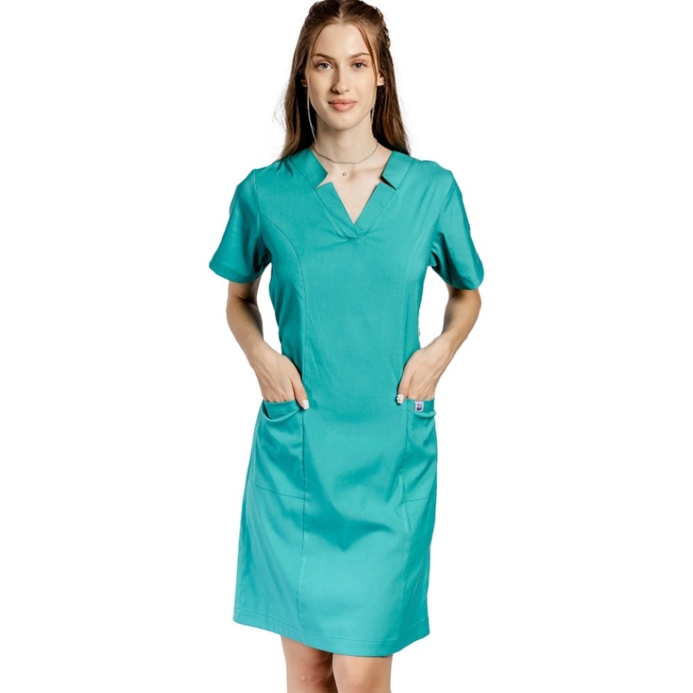 Zelené zdravotné strečové šaty so zapínaním na šnúrku vzadu a dvoma našitými vreckami