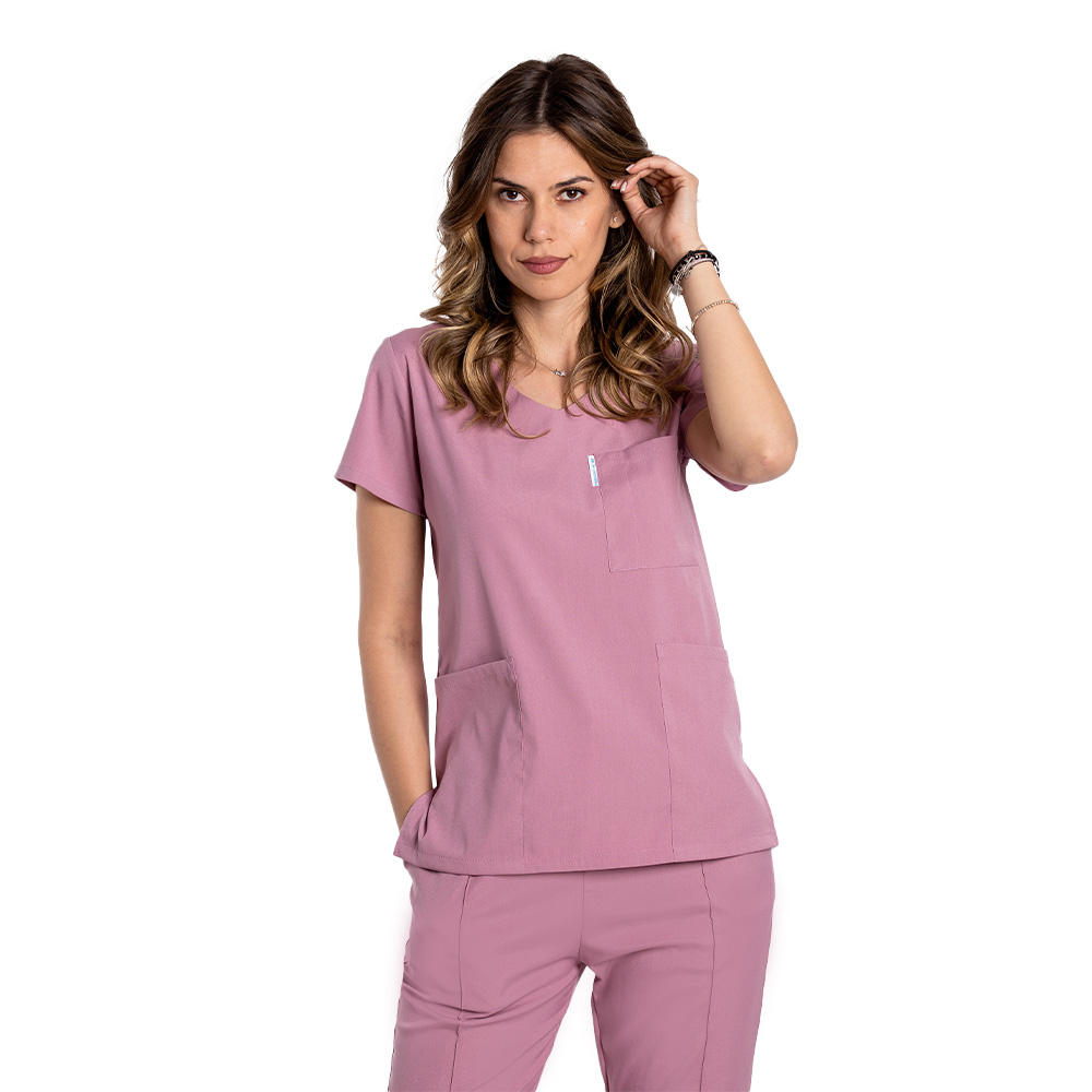 Púdrovo ružový strečový lekársky oblek s blúzkou do V a nohavicami so šnúrkou a gumou